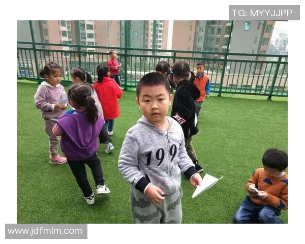 足球明星亲密互动瞬间揭秘他们转场时的温馨时刻与默契交流