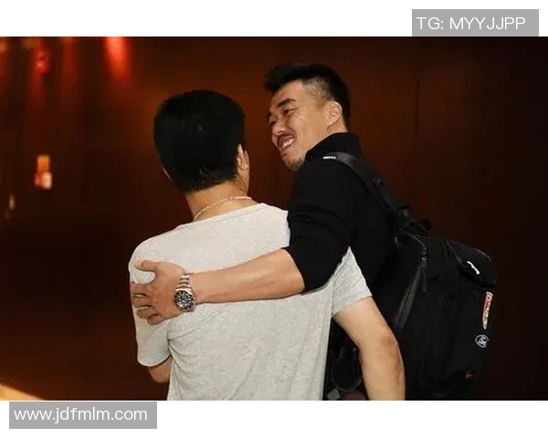 全球球迷热情迎接足球明星归来场面盛况空前引发热烈讨论与关注