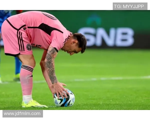 足球明星时尚搭配解析男生手拿包造型图片欣赏